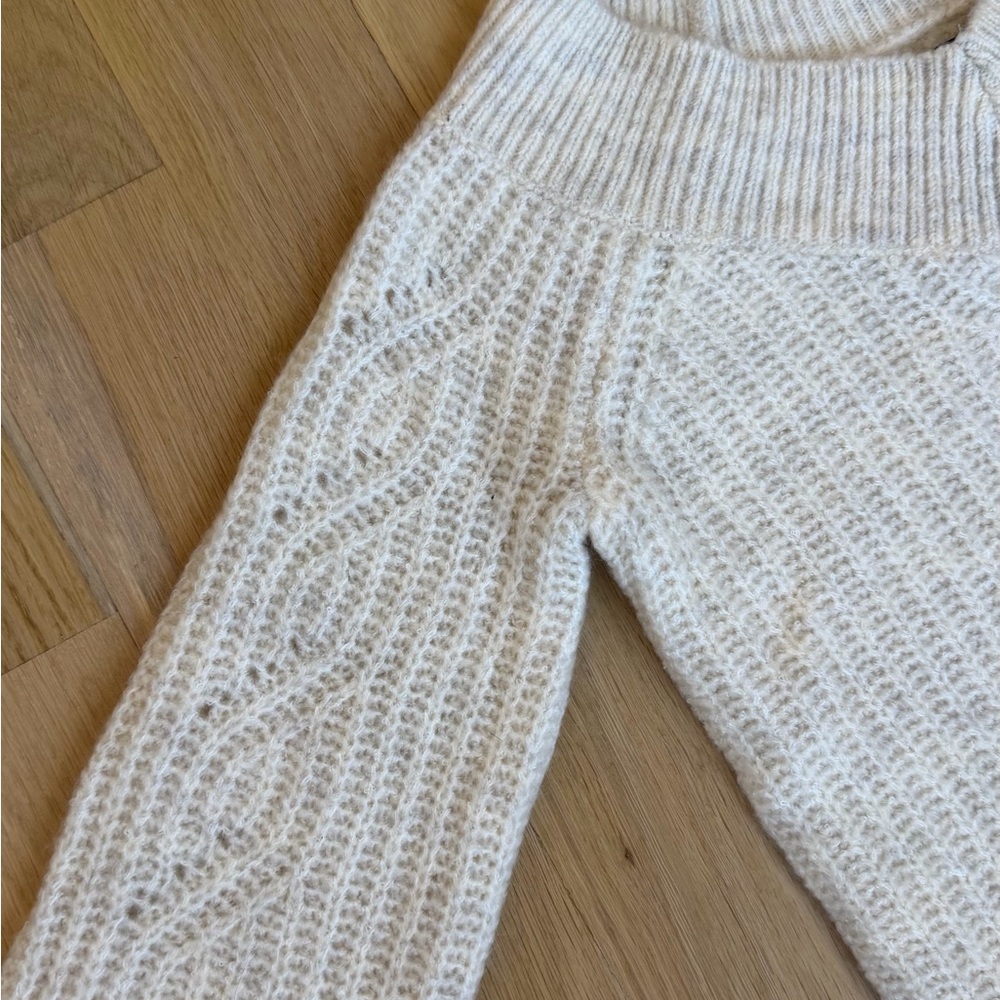 Abercrombie & Fitch Women's V-Neck Cream Sweater Brand New With Tags - Picture 4 of 7